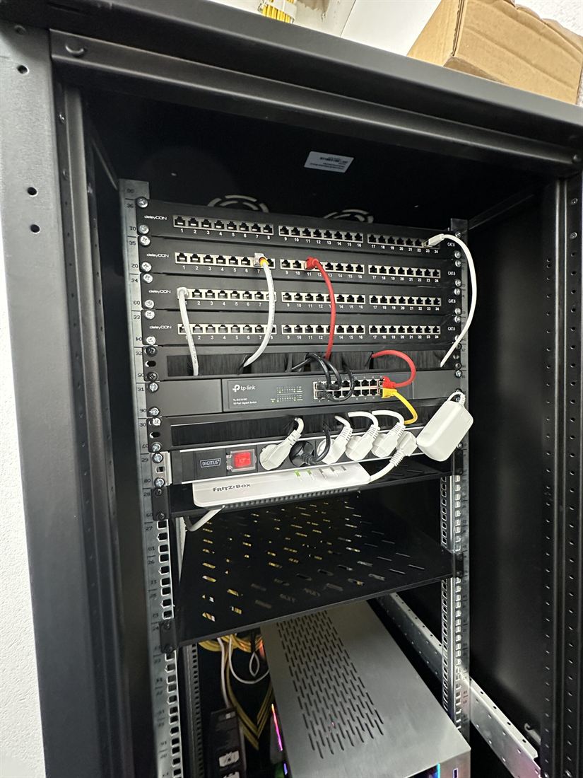 Netzwerkschrank, sauber verkabelt