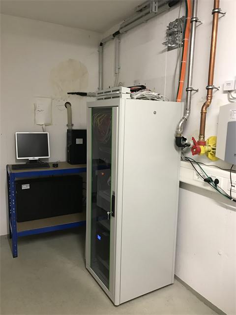 Technikraum mit Serverschrank