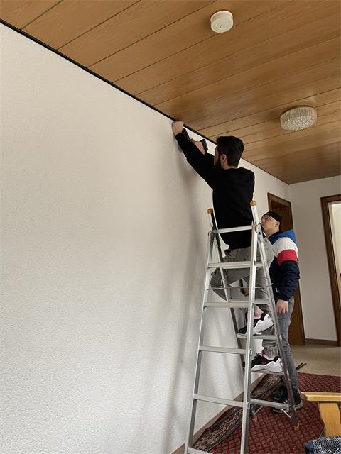 Kabel an der Decke befestigen