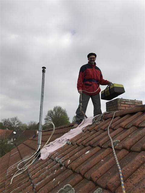 Antennenmontage auf dem Dach
