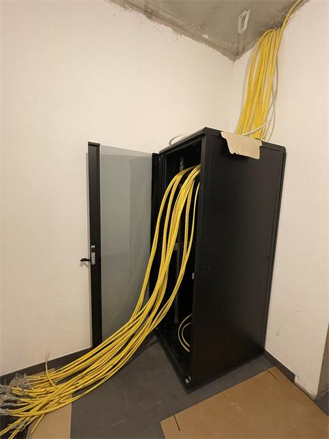Netzwerkkabel am Serverschrank
