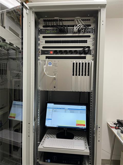 Serverschrank mit Monitor