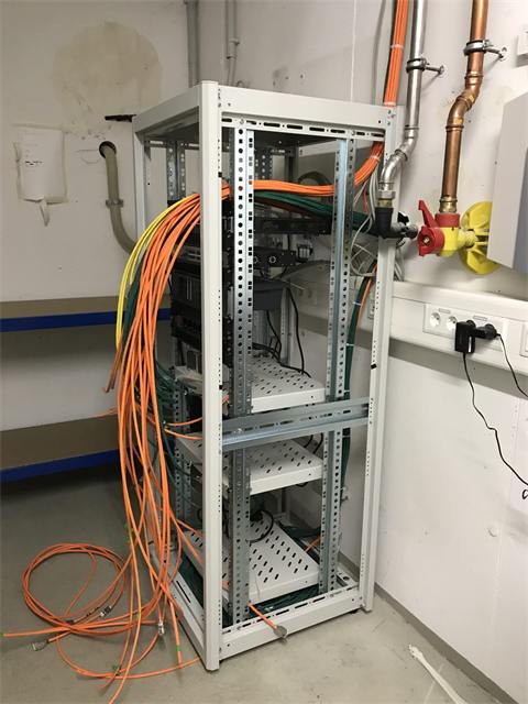 Netzwerkschrank im Aufbau