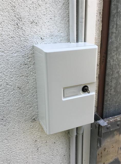 Außengehäuse an der Hauswand