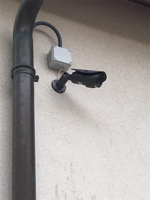 Überwachungskamera an der Hauswand