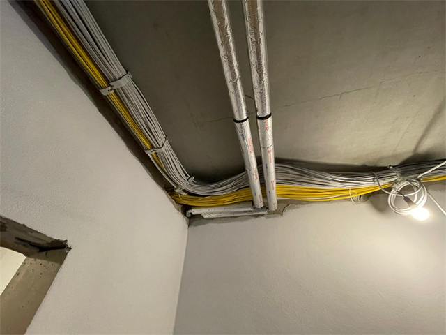 Kabeltrasse unter der Decke