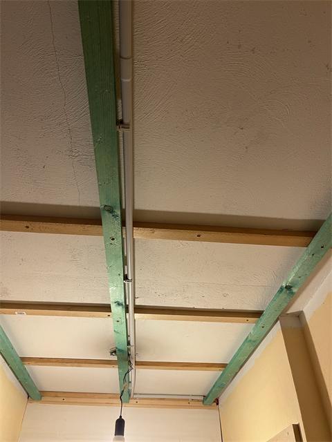 Kabelführung unter der Holzdecke