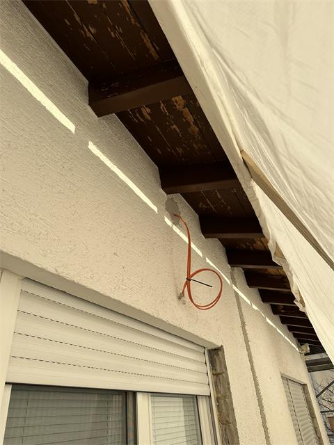 Kabel unter dem Dachüberstand