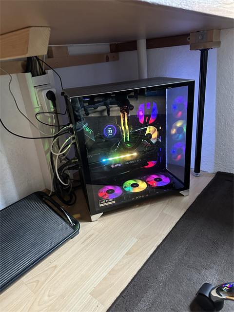 PC mit Beleuchtung im Büro