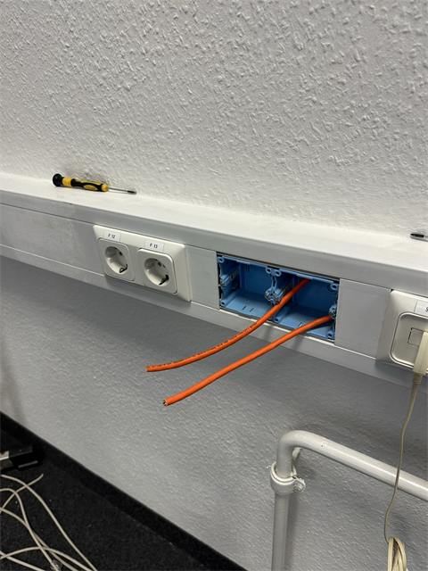Netzwerkdose im Kabelkanal