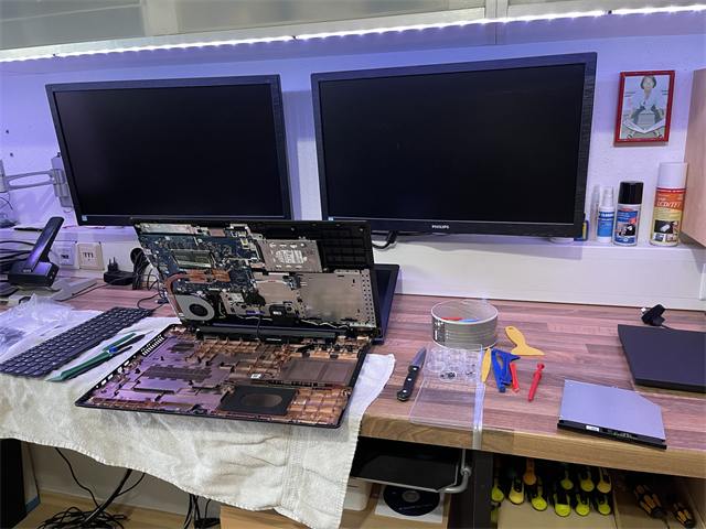 Notebook zerlegt auf der Werkbank